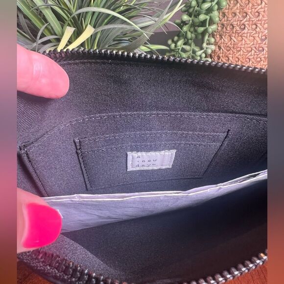 A NEW DAY Black Floral pouch wristlet zipper purse New without tags - Picture 3 of 3